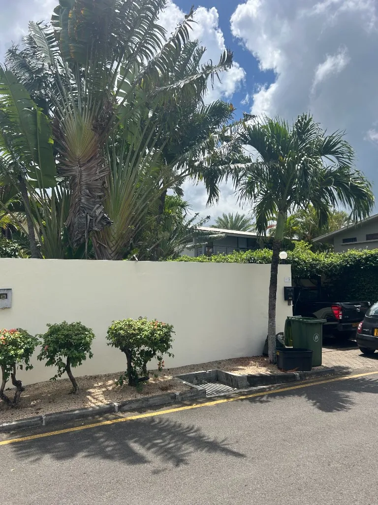 Carport privé et entrée de la villa