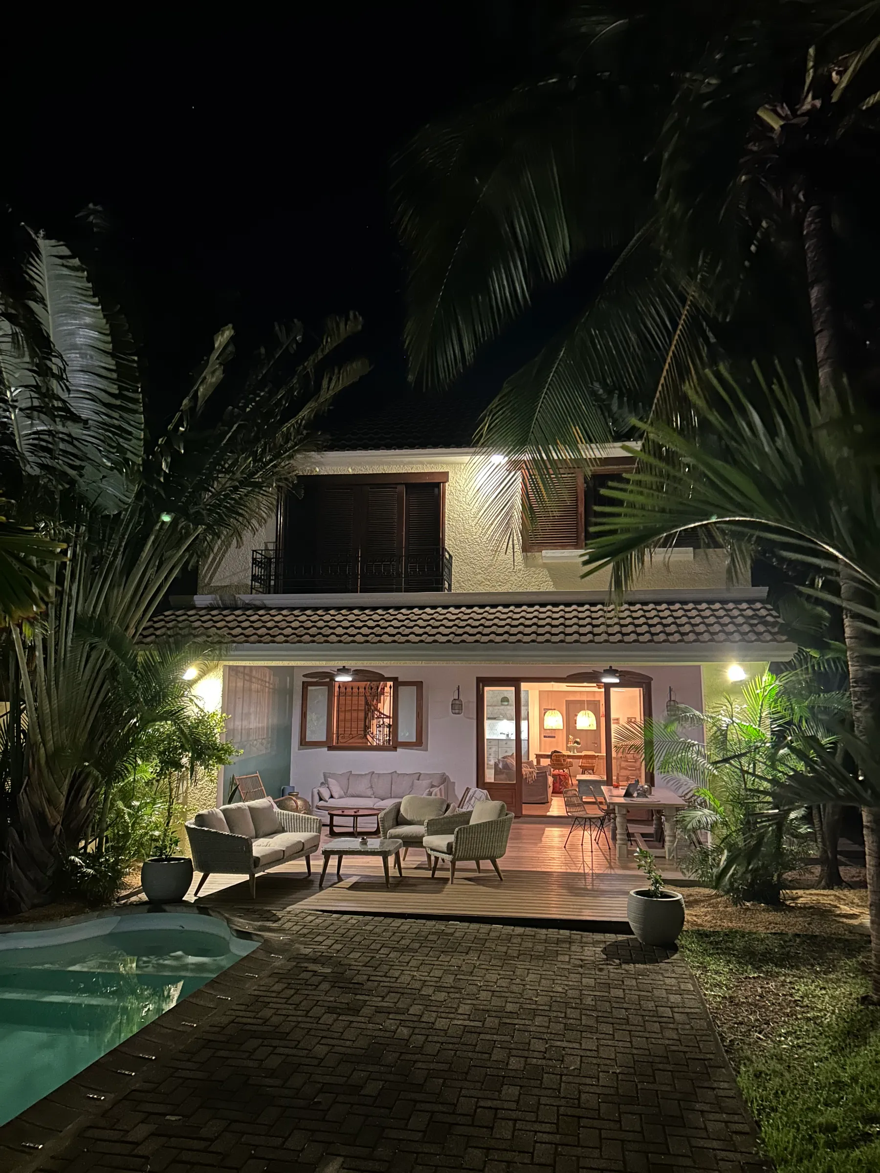 La villa illuminée de nuit