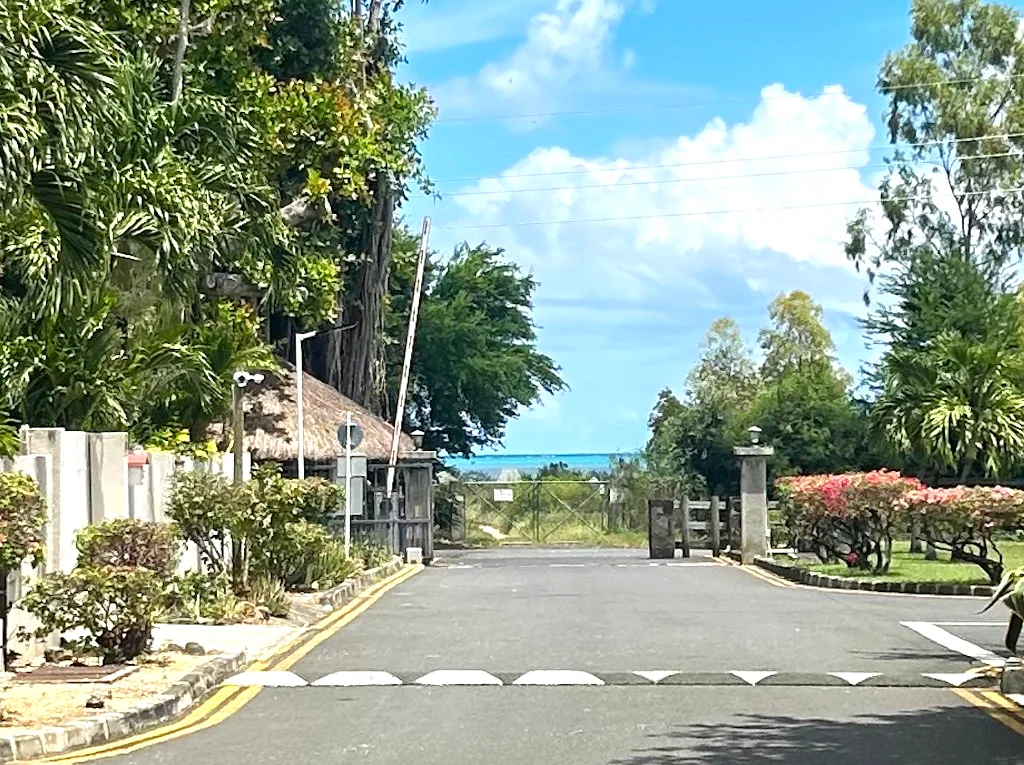 Entrée du lotissement avec vue sur le lagon turquoise