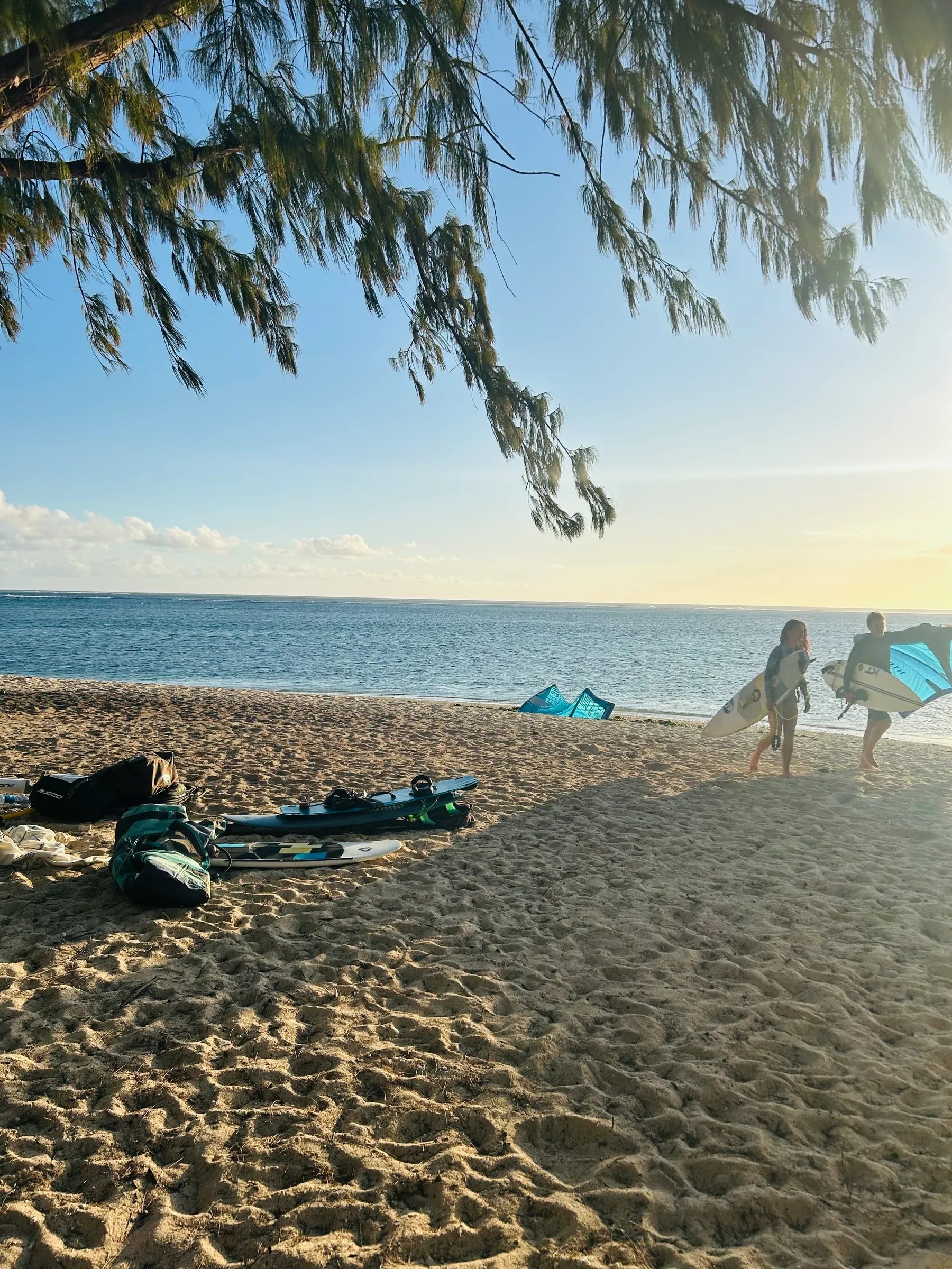 Kitesurfeurs sur la plage de la côte ouest