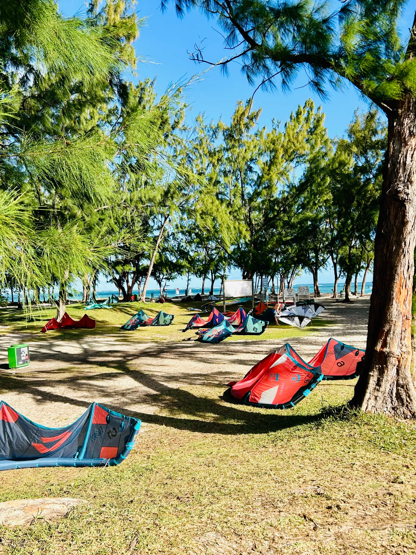 Matériel de kitesurf sur la plage