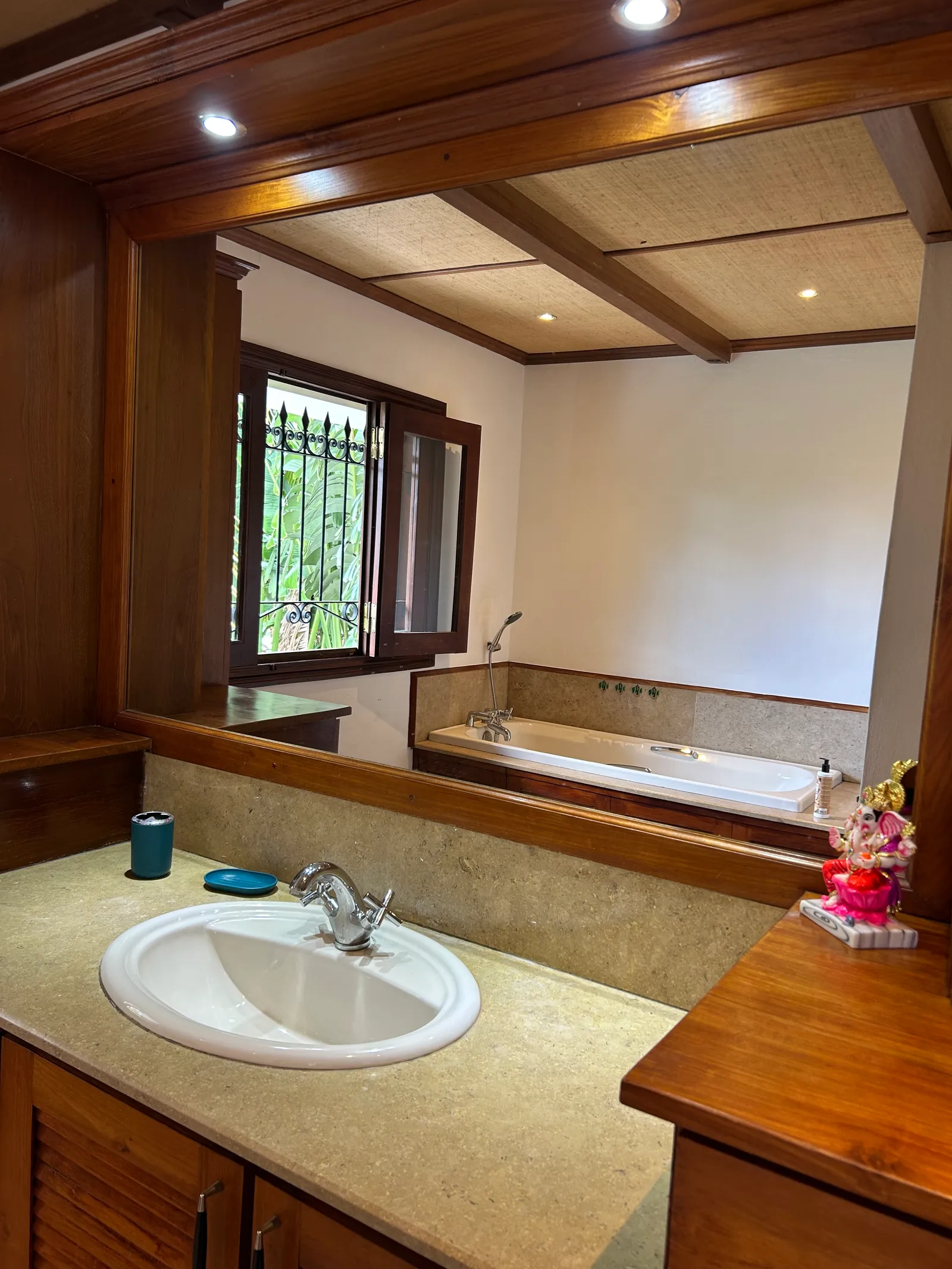 Salle de bain en bois et baignoire