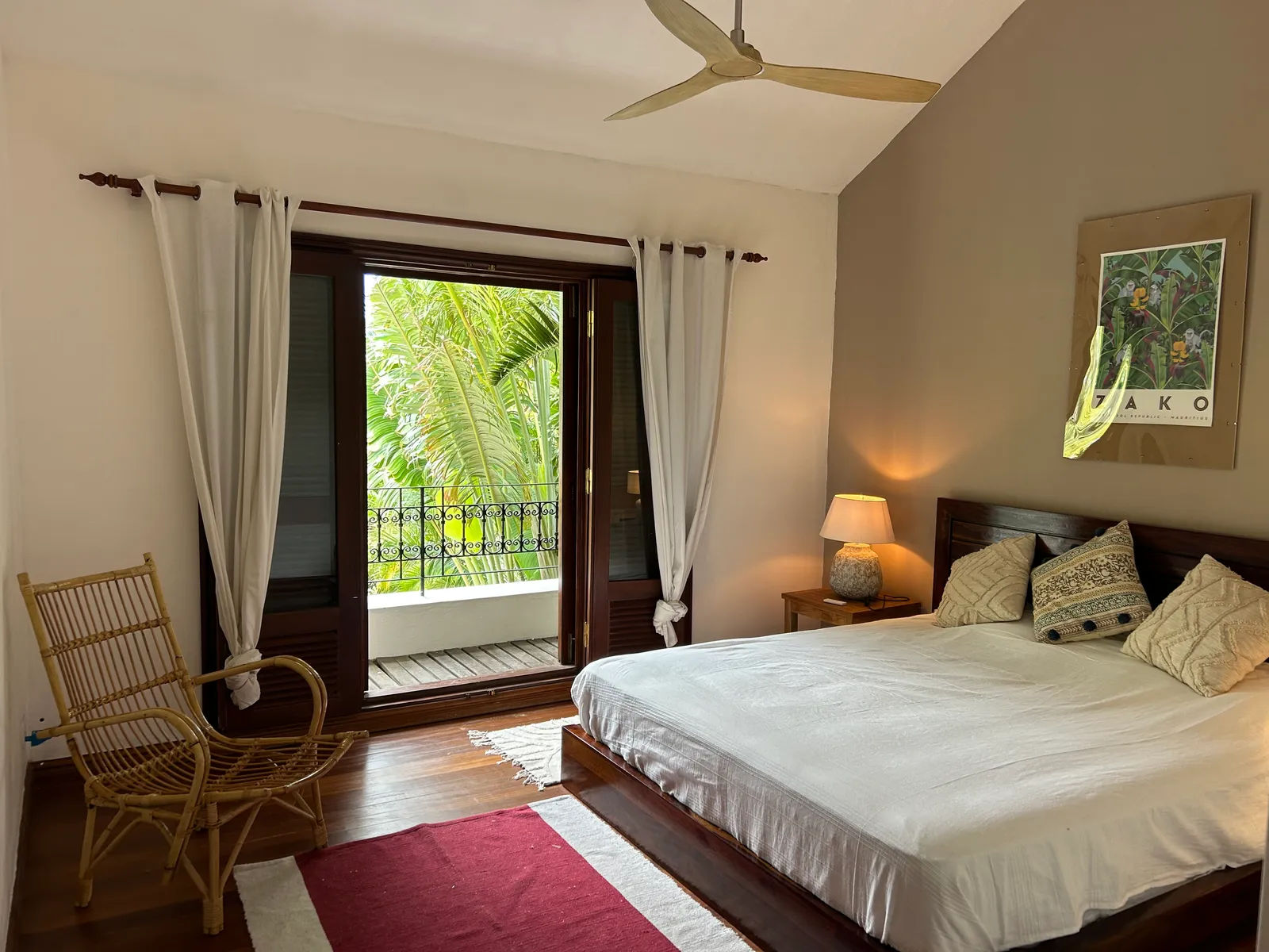 Chambre principale et accès au balcon