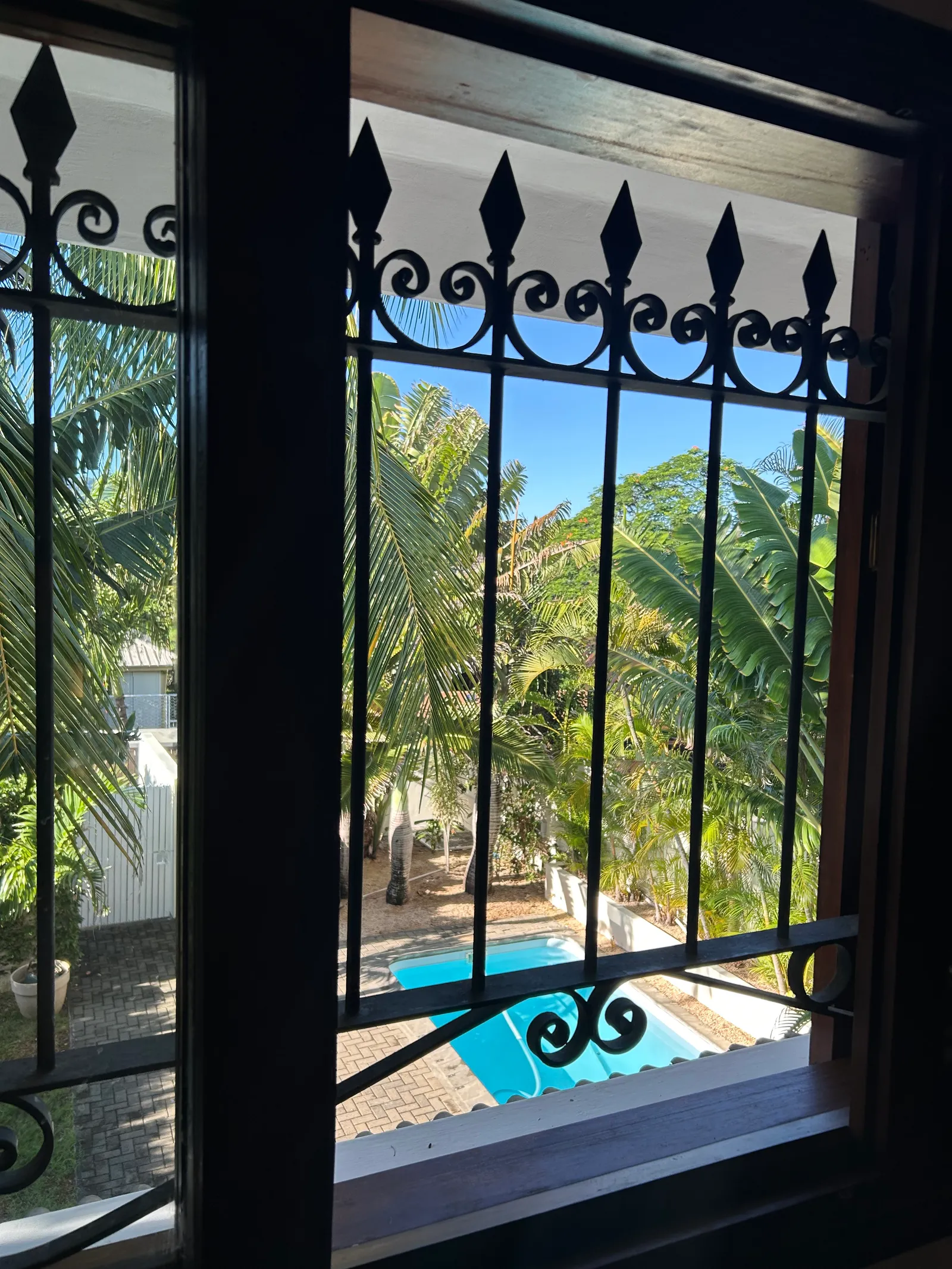 Vue sur la piscine depuis la villa