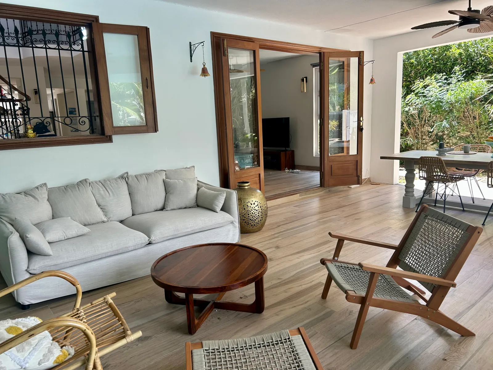 Salon lumineux ouvert sur la terrasse