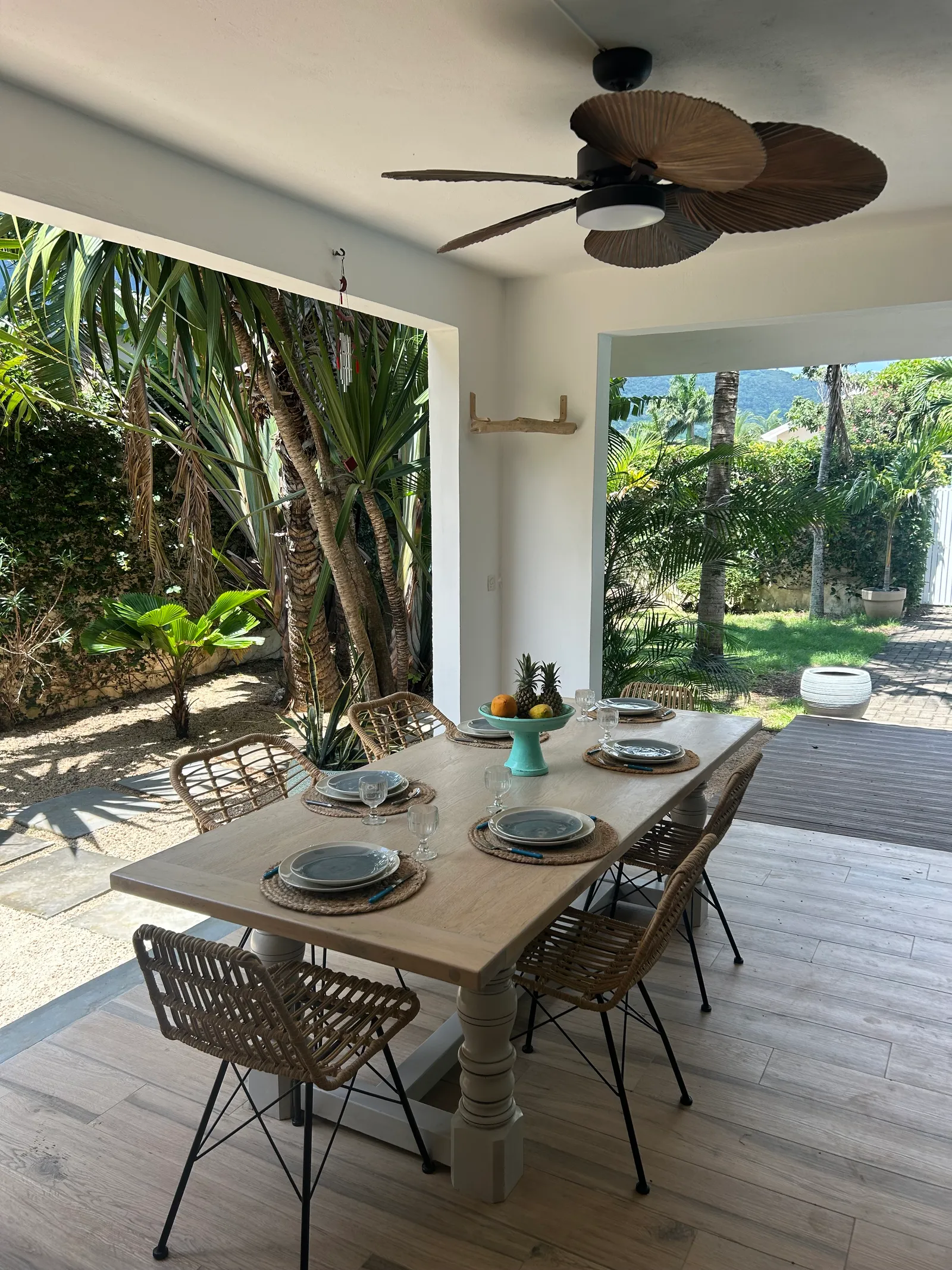Grande table dressée ouverte sur le jardin