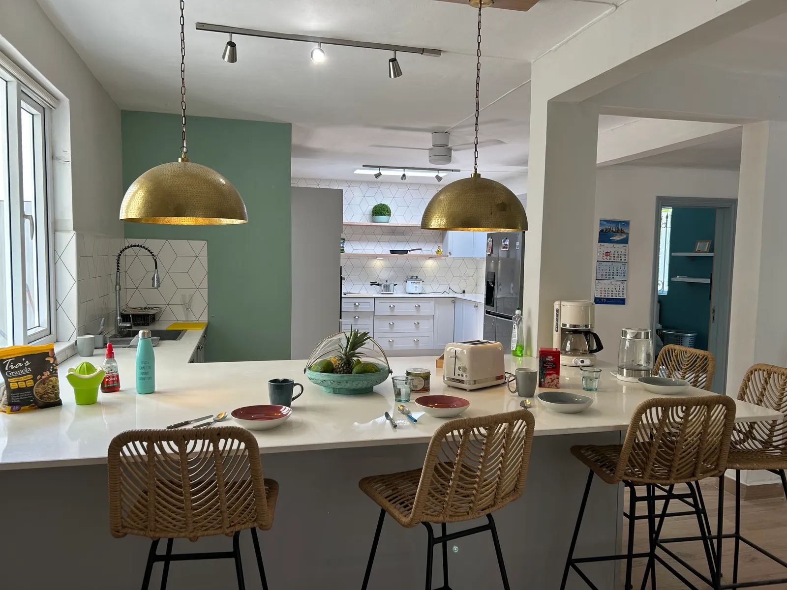 Grande table dressée avec vue sur la cuisine