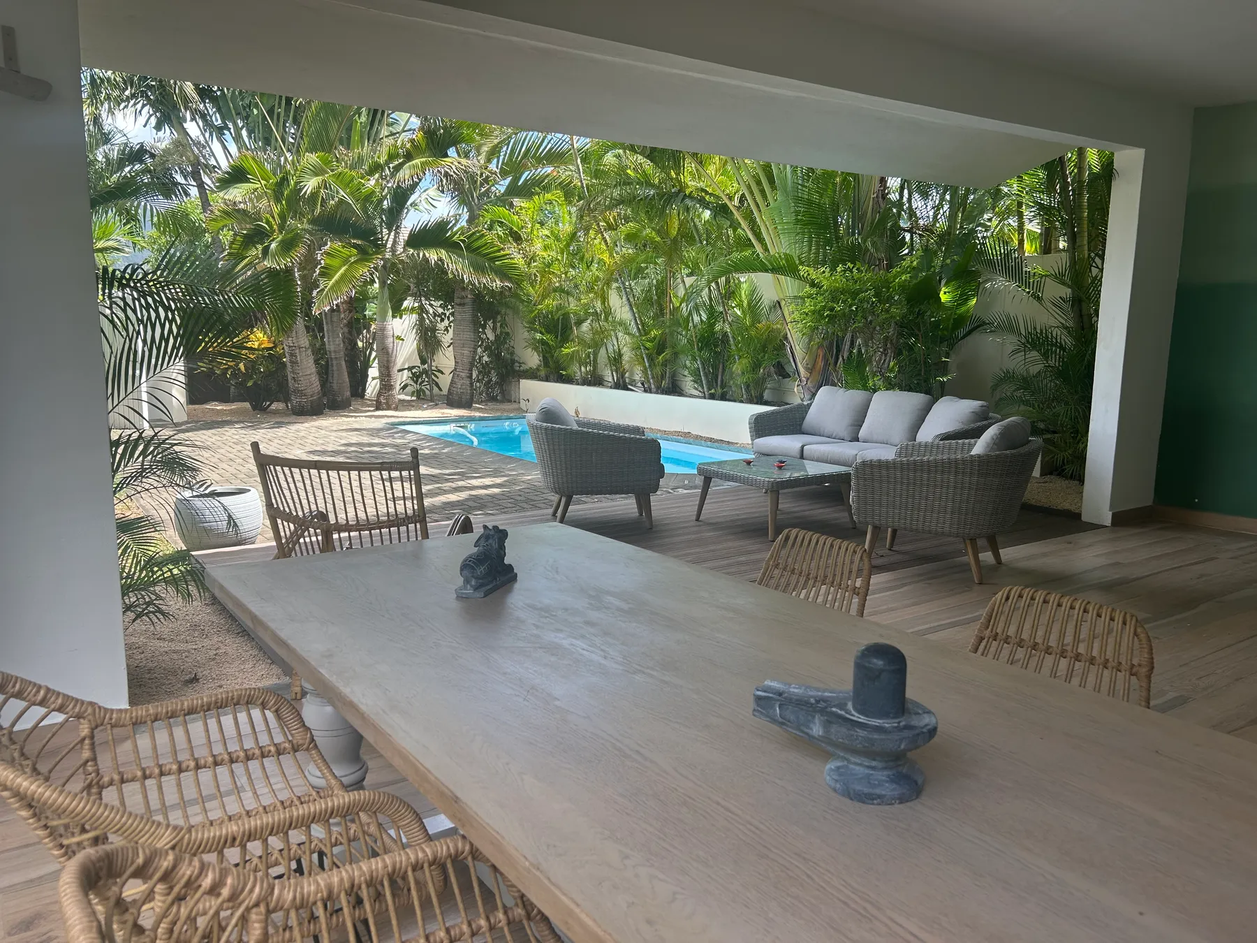 Grande terrasse couverte avec vue sur la piscine