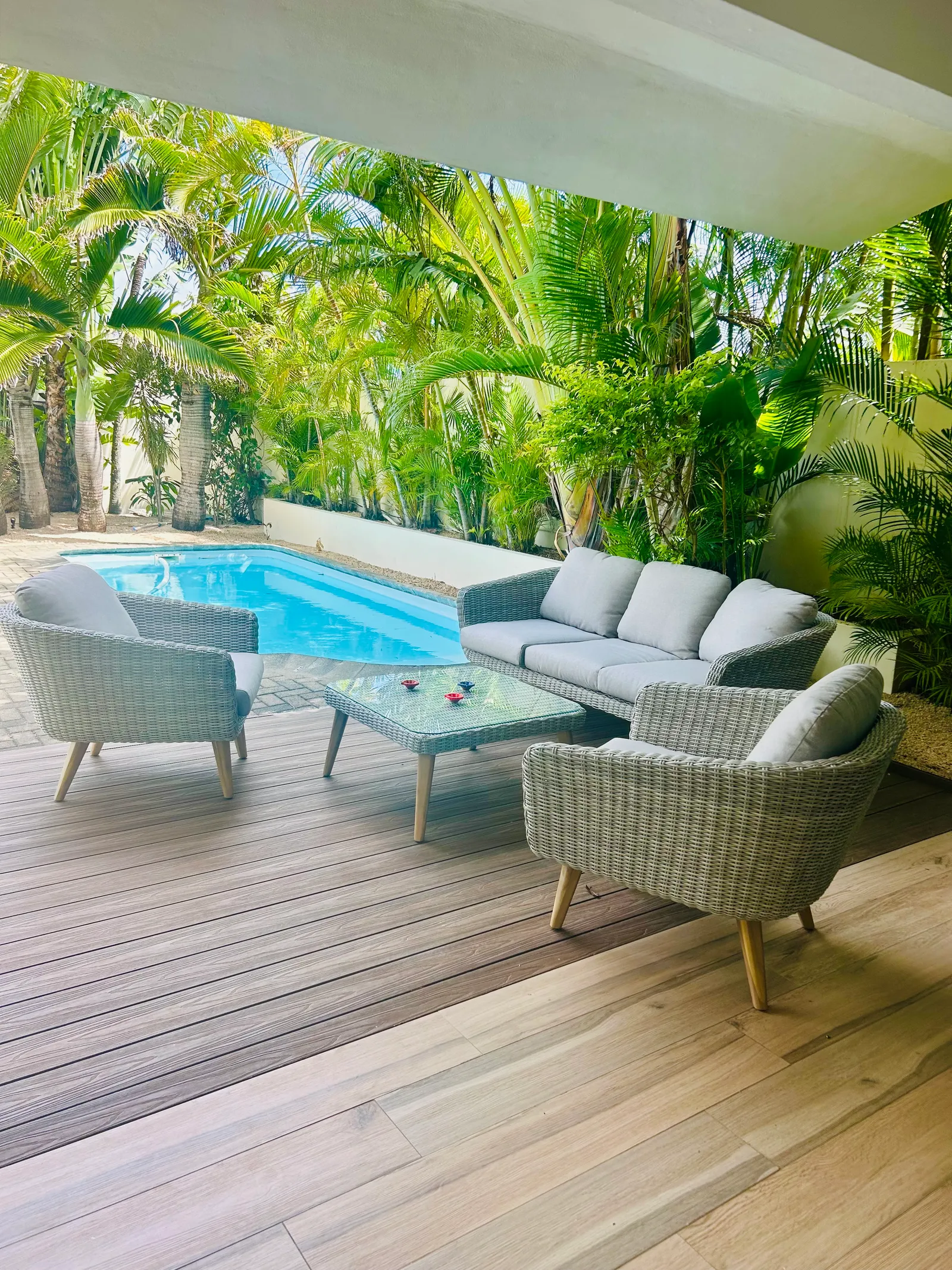 Salon de terrasse face à la piscine